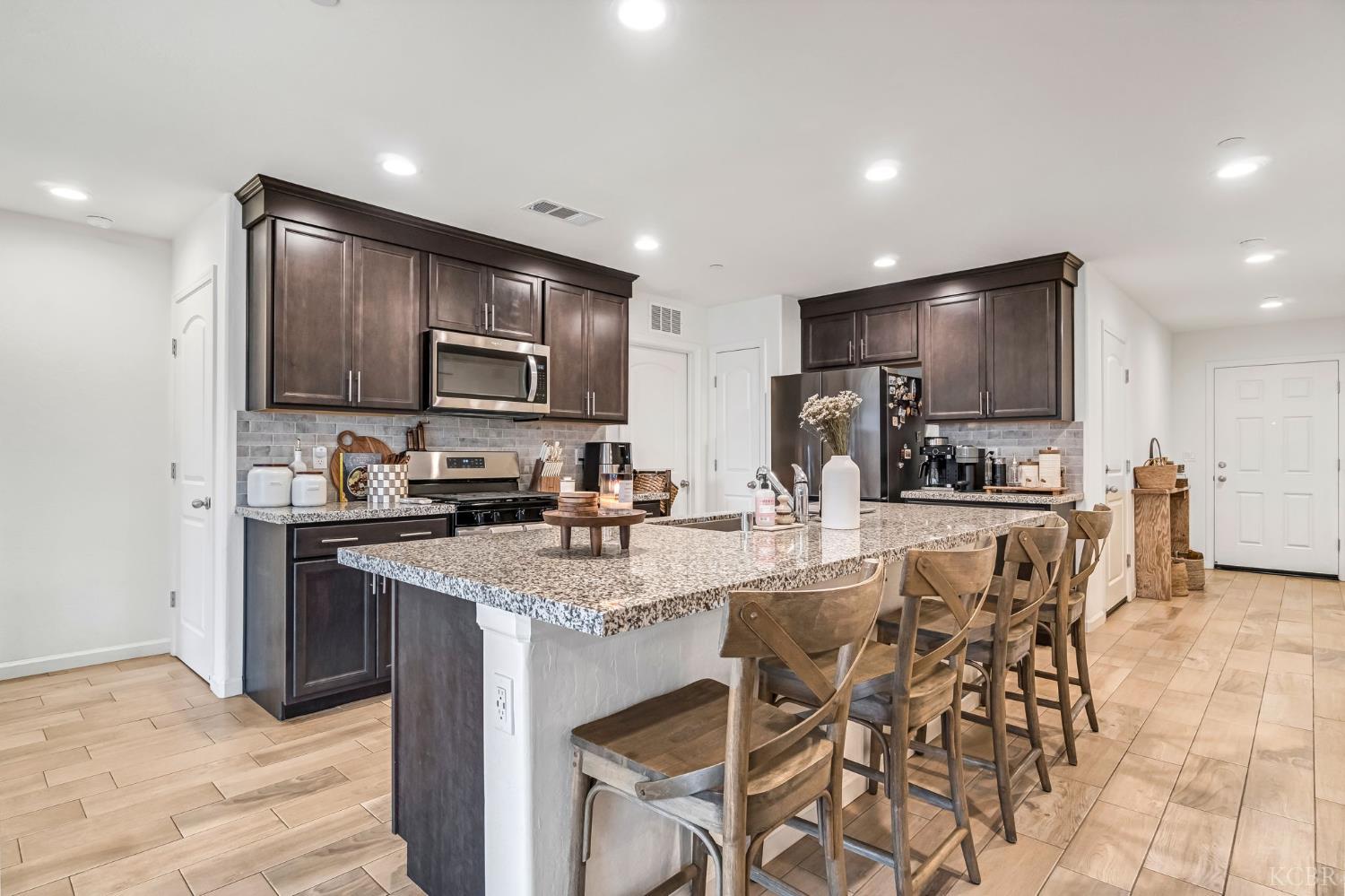 1413 S Autumn Breeze Ct, Hanford, CA 93230