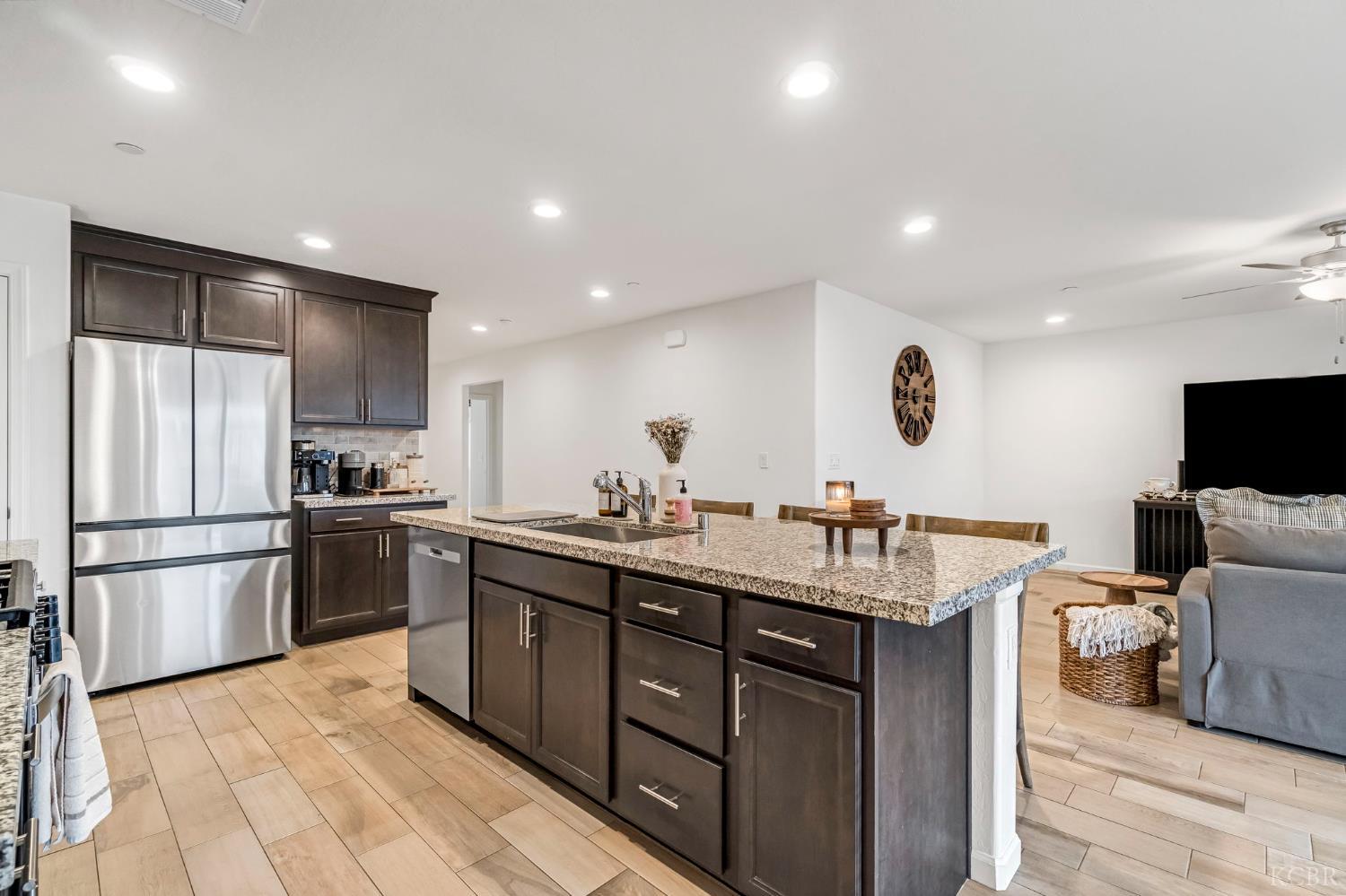 1413 S Autumn Breeze Ct, Hanford, CA 93230