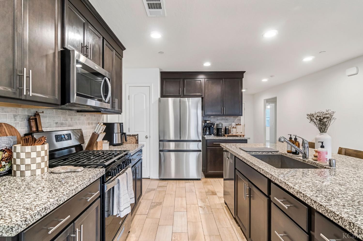 1413 S Autumn Breeze Ct, Hanford, CA 93230