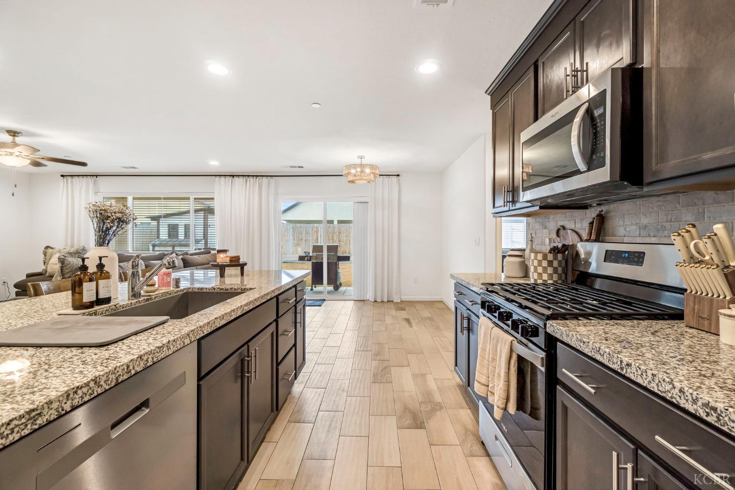 1413 S Autumn Breeze Ct, Hanford, CA 93230