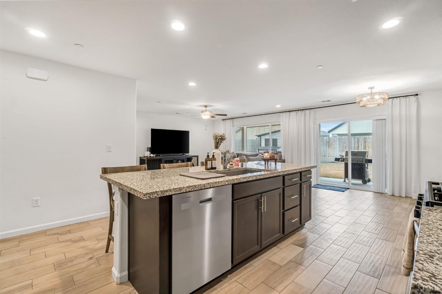 1413 S Autumn Breeze Ct, Hanford, CA 93230