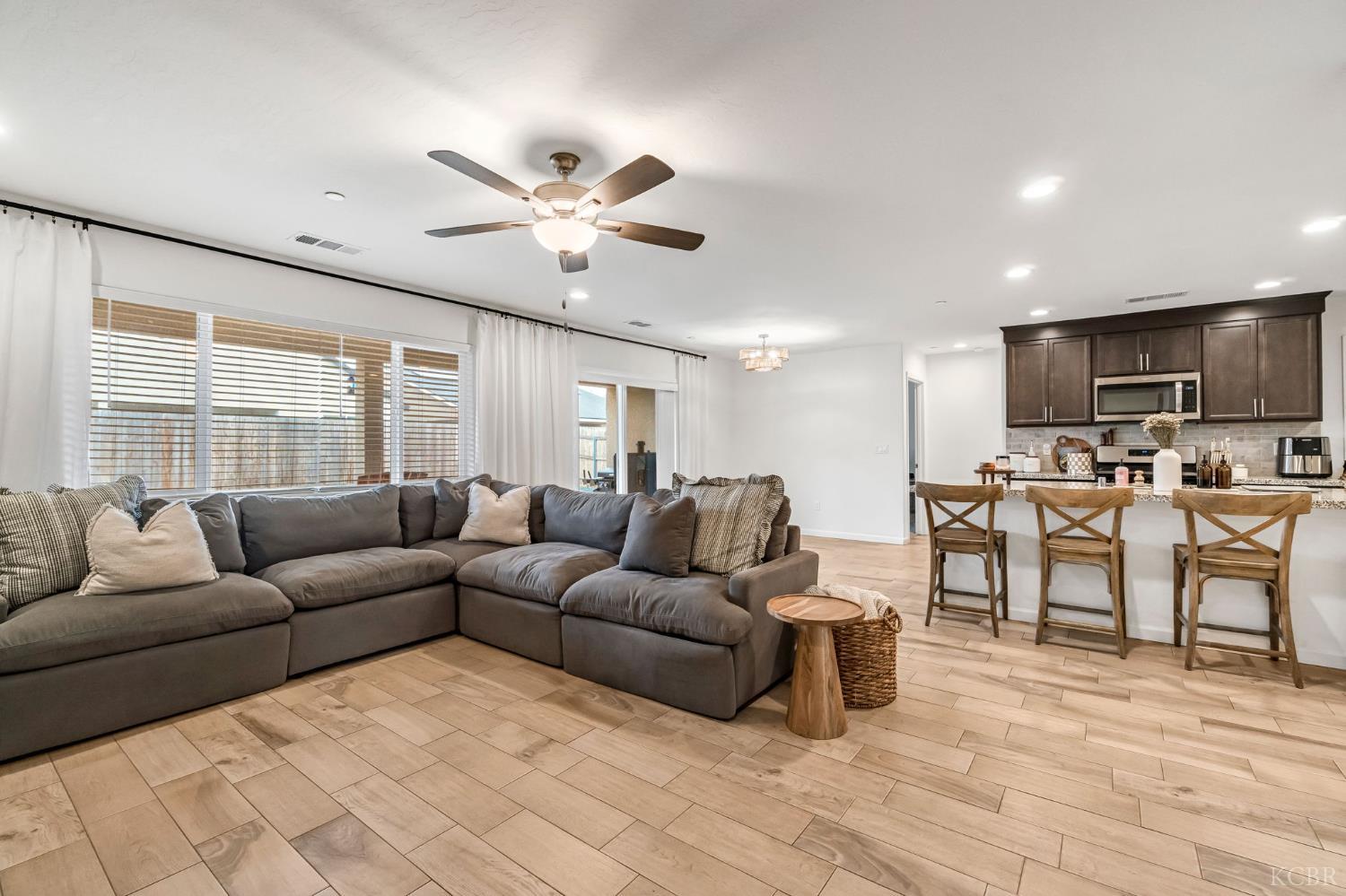 1413 S Autumn Breeze Ct, Hanford, CA 93230