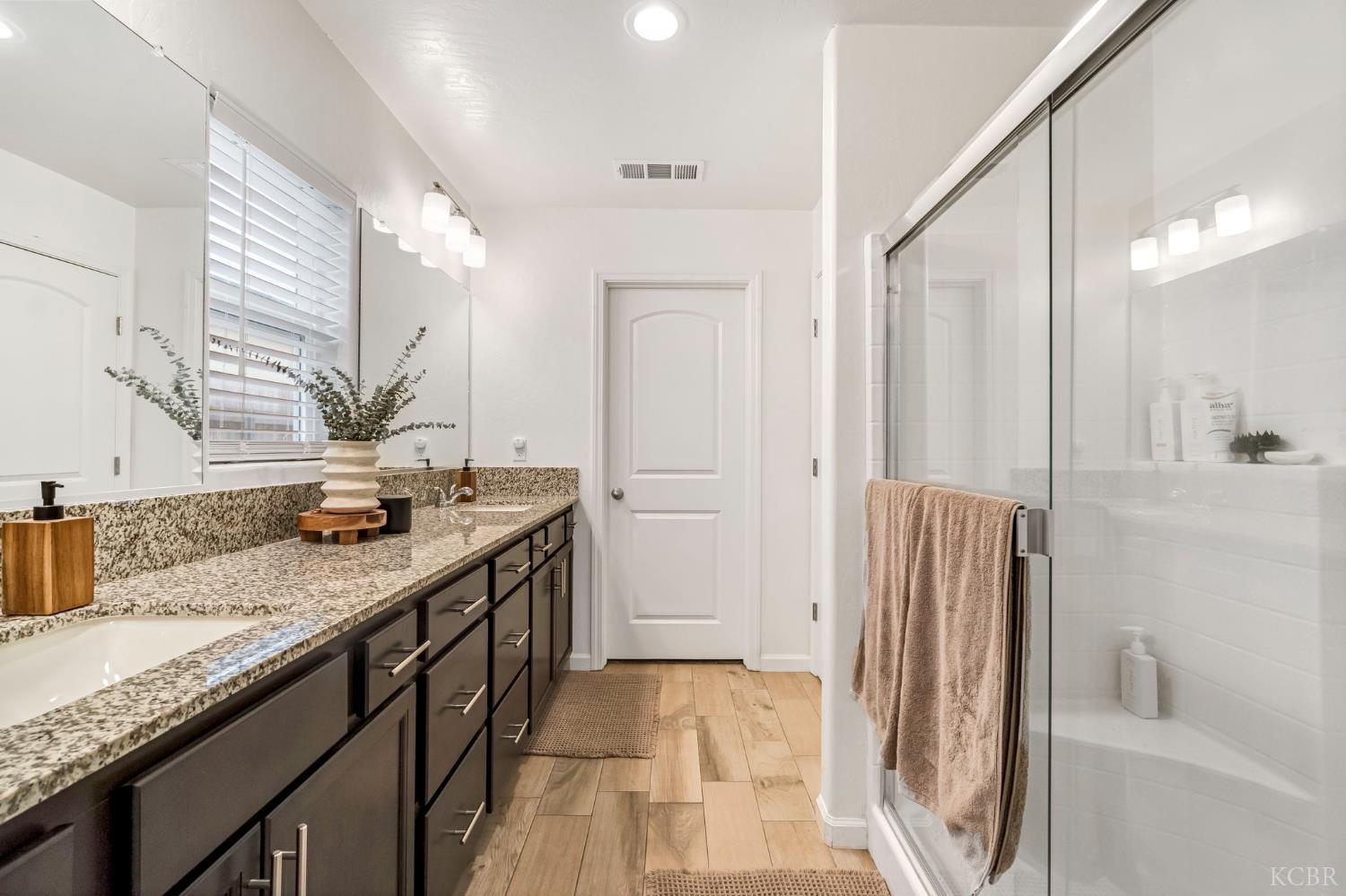 1413 S Autumn Breeze Ct, Hanford, CA 93230