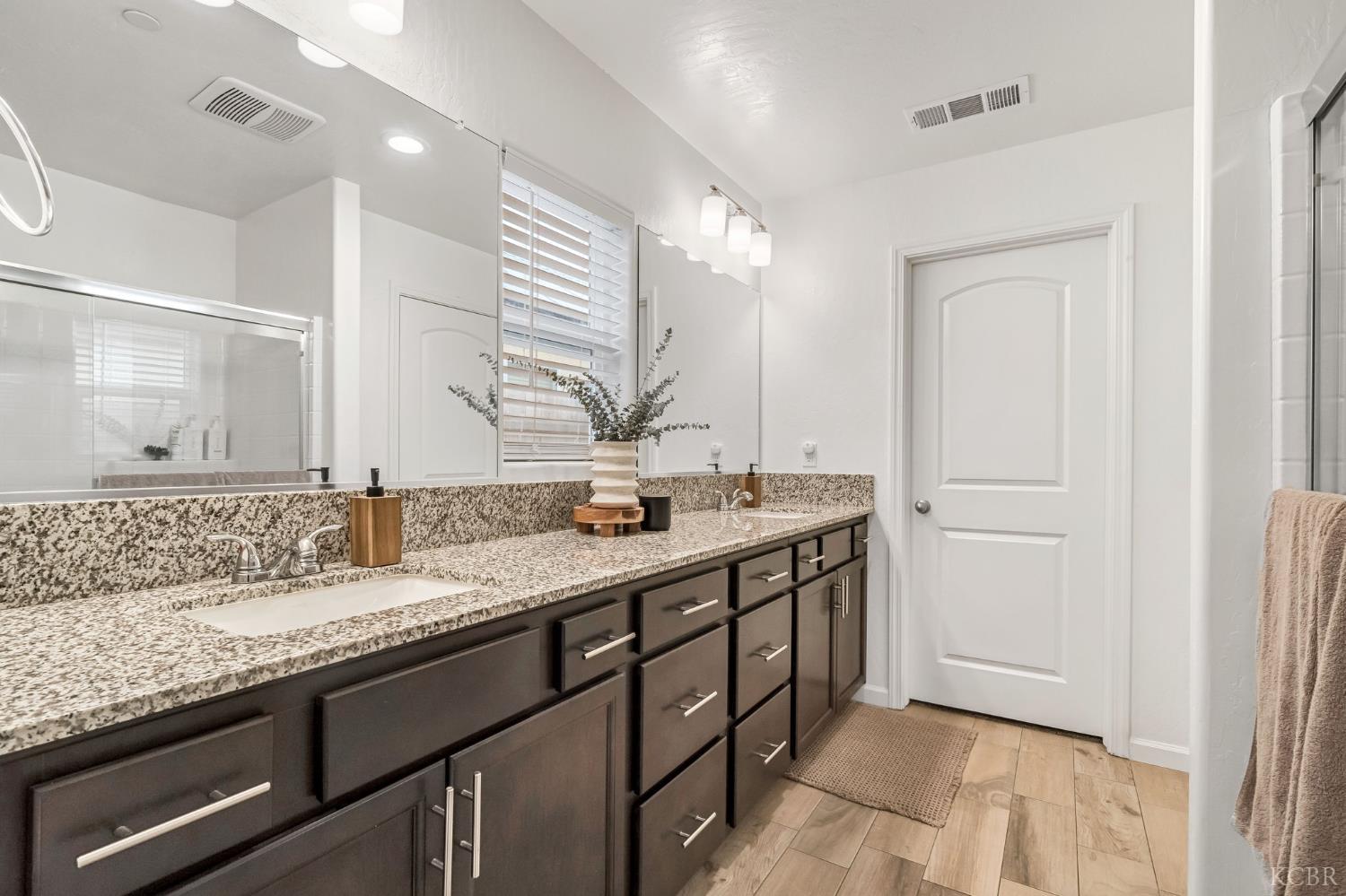 1413 S Autumn Breeze Ct, Hanford, CA 93230