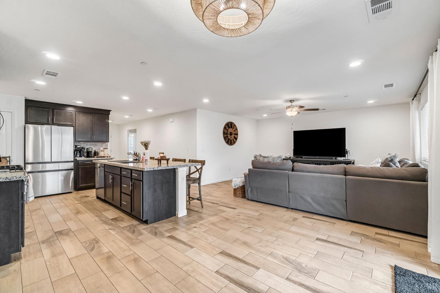 1413 S Autumn Breeze Ct, Hanford, CA 93230