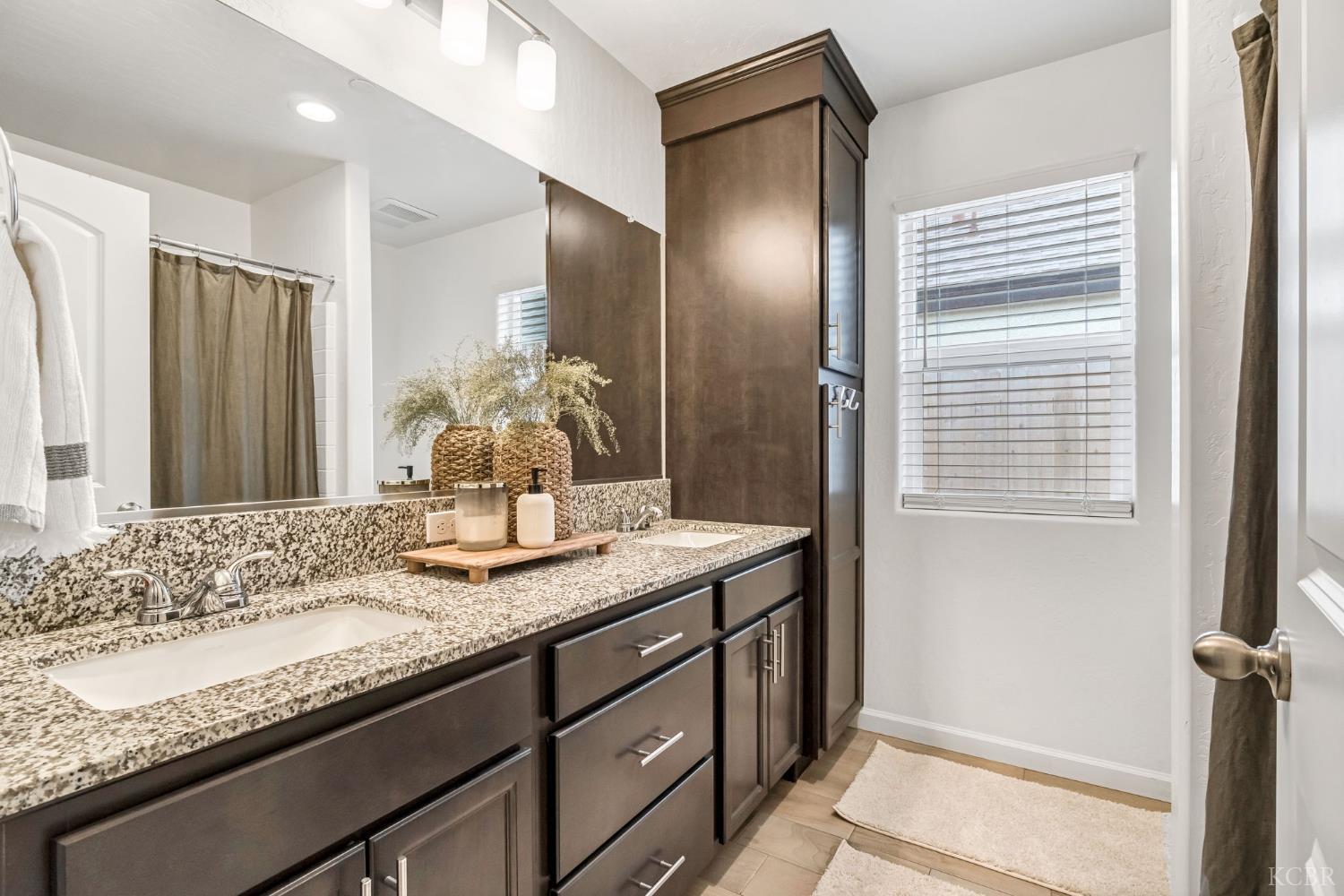 1413 S Autumn Breeze Ct, Hanford, CA 93230