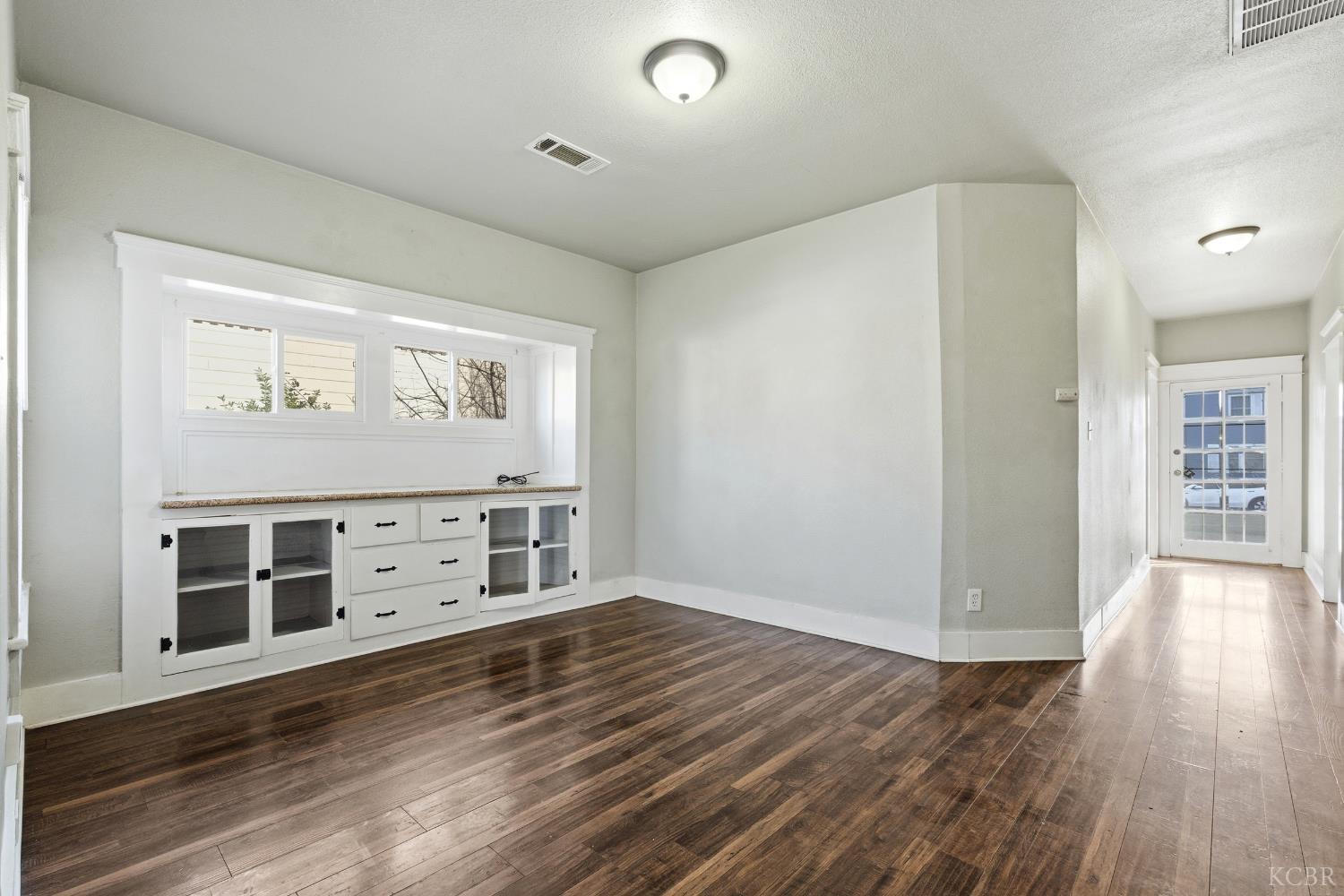 210 E 11th St, Hanford, CA 93230