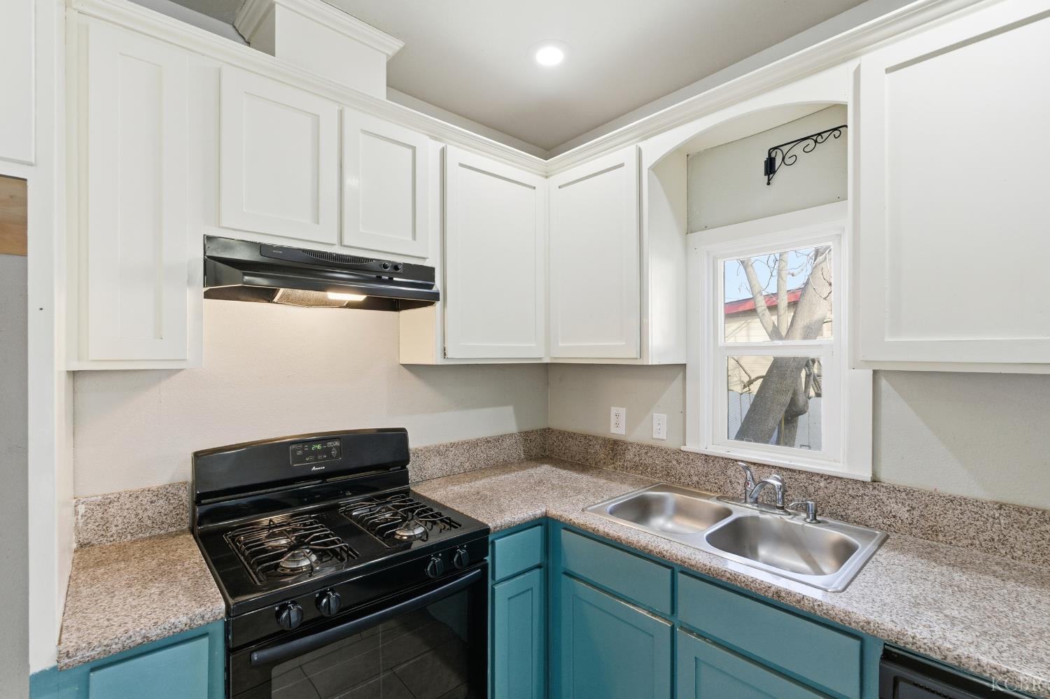 210 E 11th St, Hanford, CA 93230