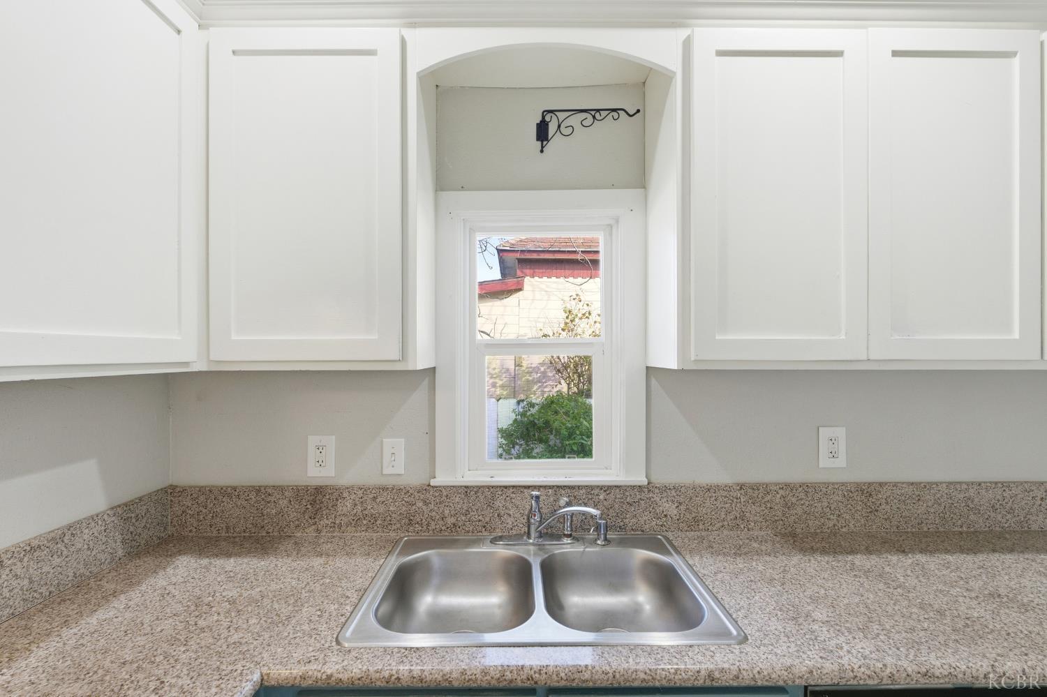 210 E 11th St, Hanford, CA 93230