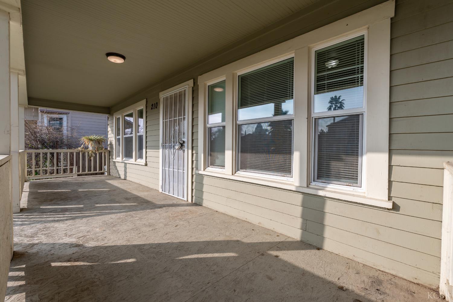 210 E 11th St, Hanford, CA 93230