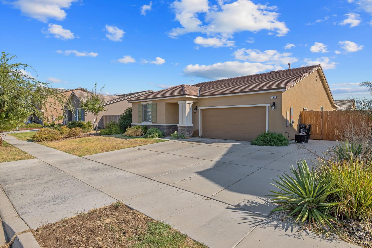 495 Pearl Dr, Lemoore, CA 93245
