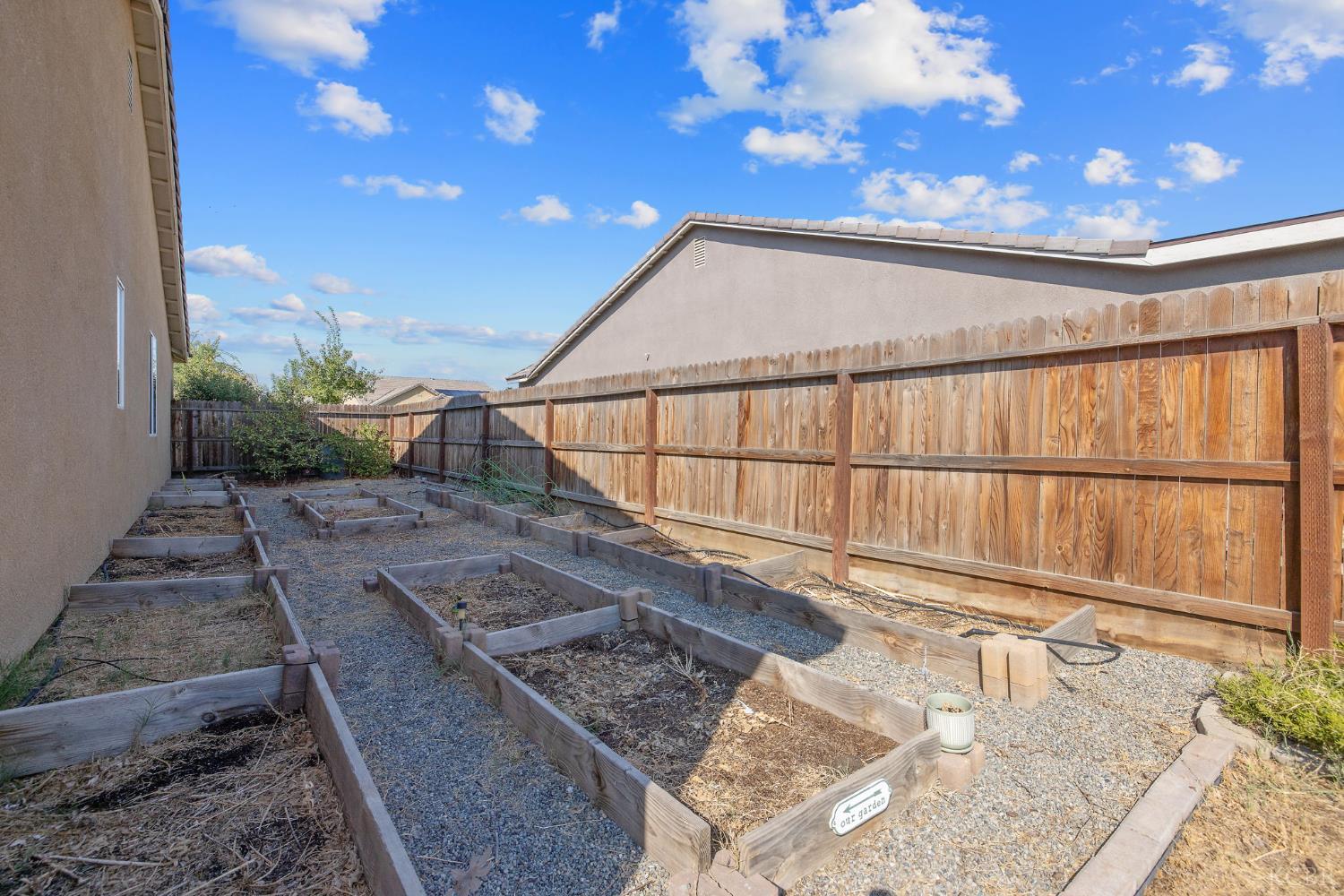 495 Pearl Dr, Lemoore, CA 93245