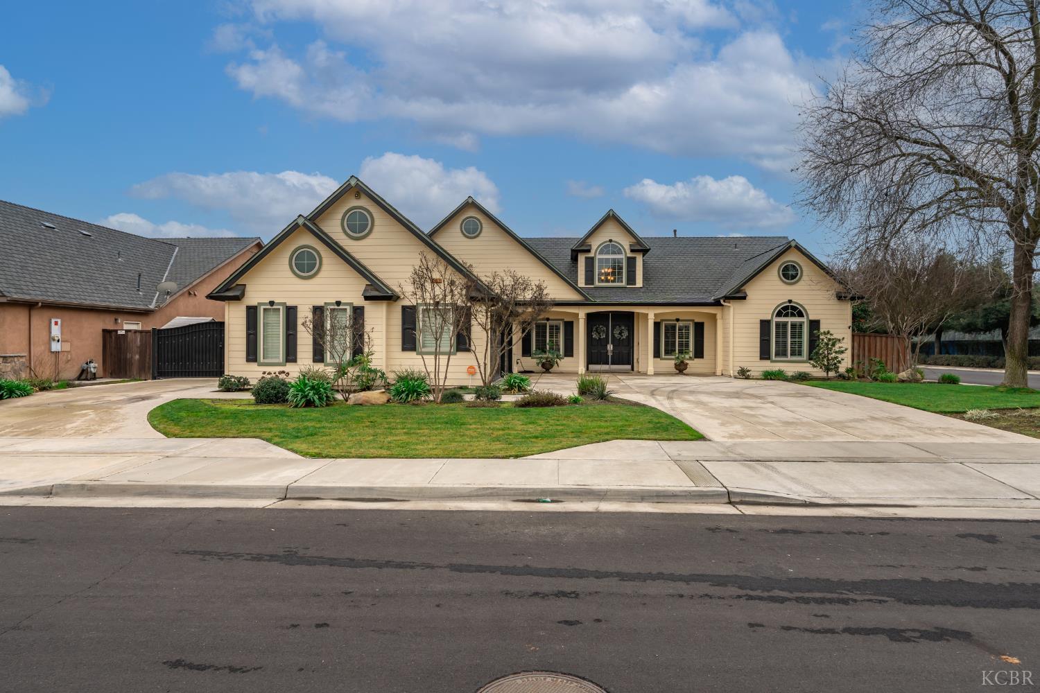 297 W Harold Griswold Way, Hanford, CA 93230