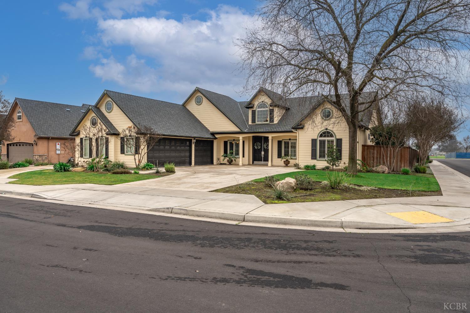 297 W Harold Griswold Way, Hanford, CA 93230