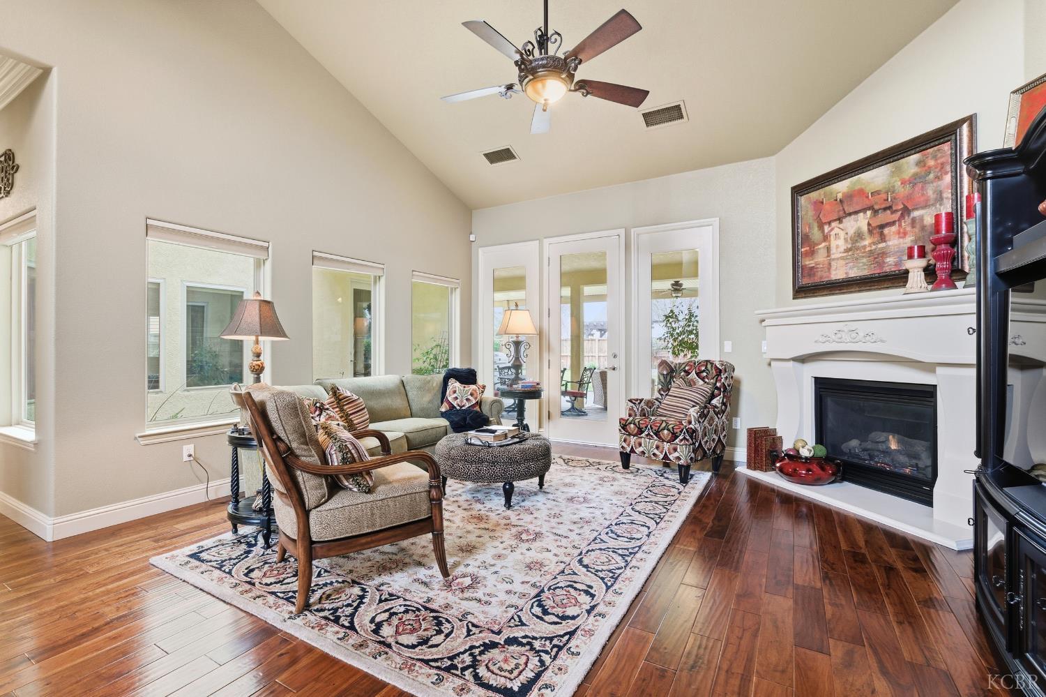 297 W Harold Griswold Way, Hanford, CA 93230