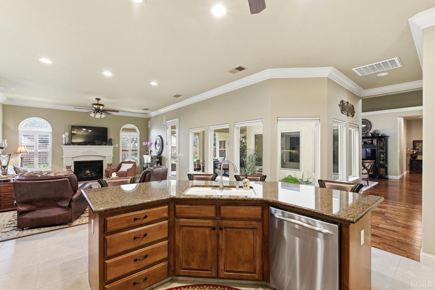 297 W Harold Griswold Way, Hanford, CA 93230