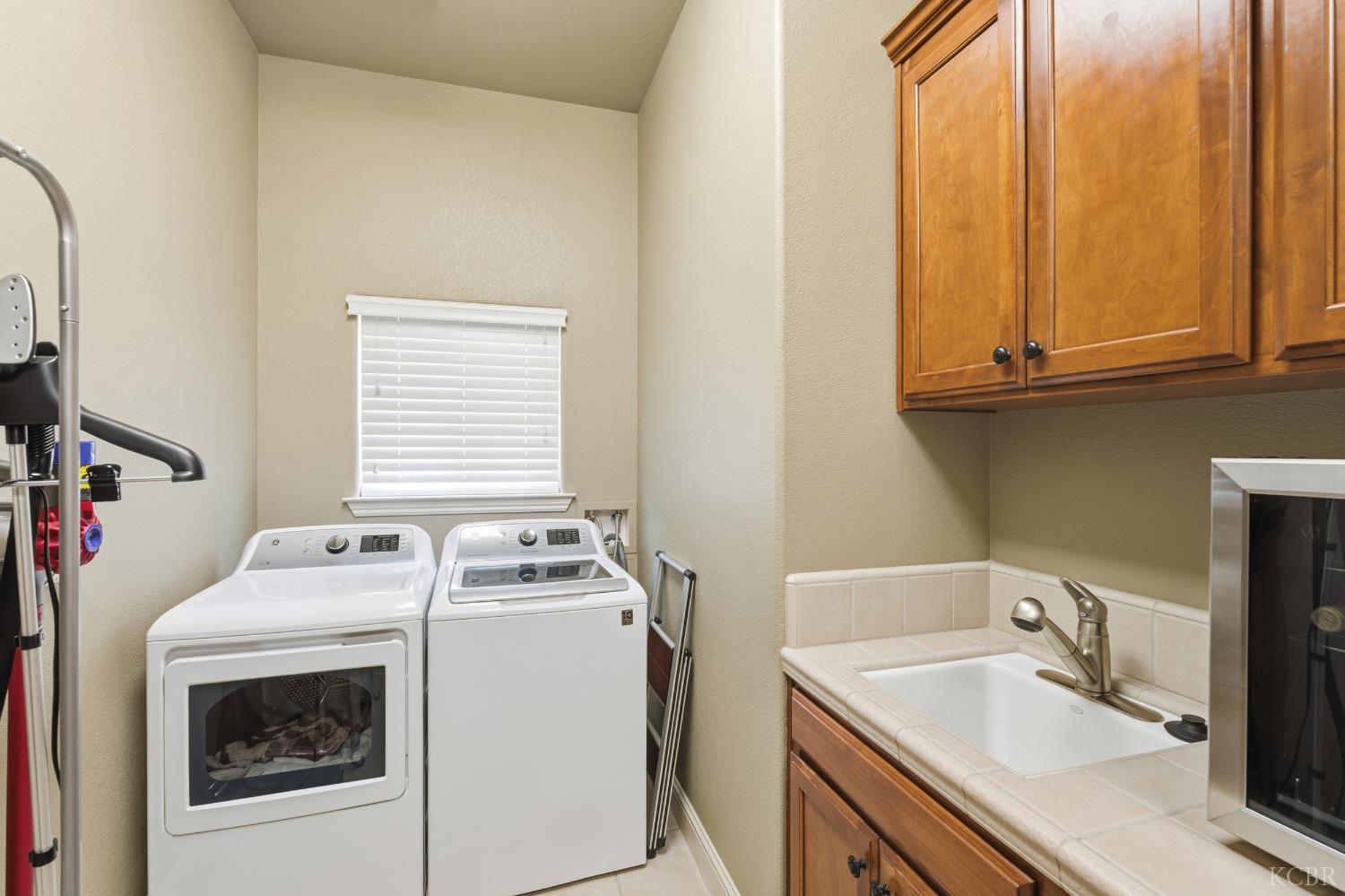 297 W Harold Griswold Way, Hanford, CA 93230