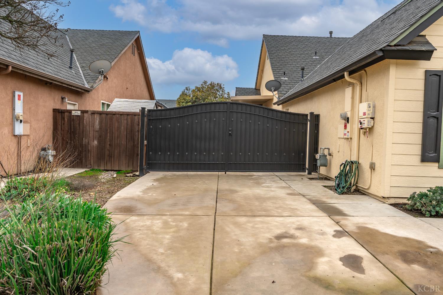 297 W Harold Griswold Way, Hanford, CA 93230