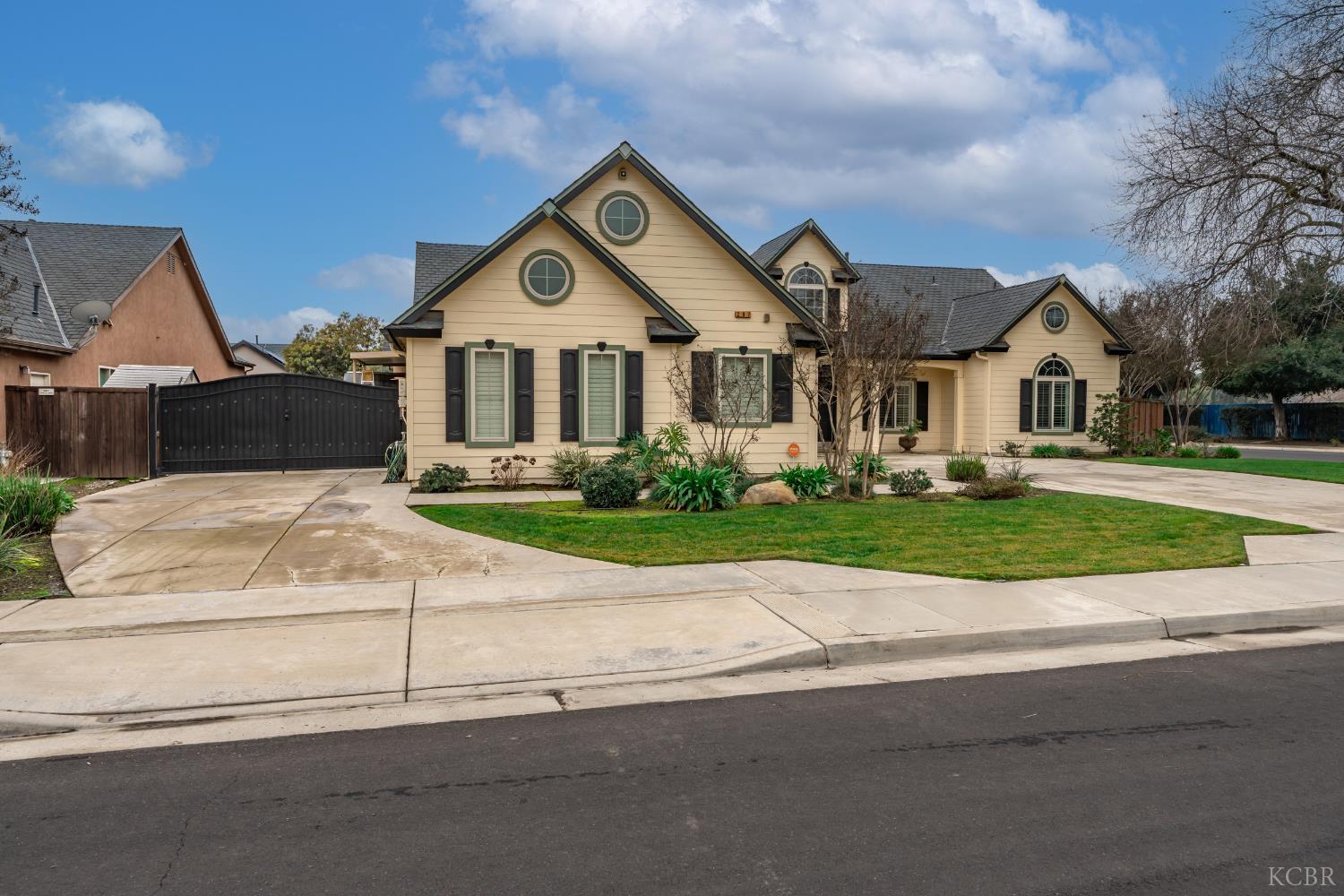 297 W Harold Griswold Way, Hanford, CA 93230