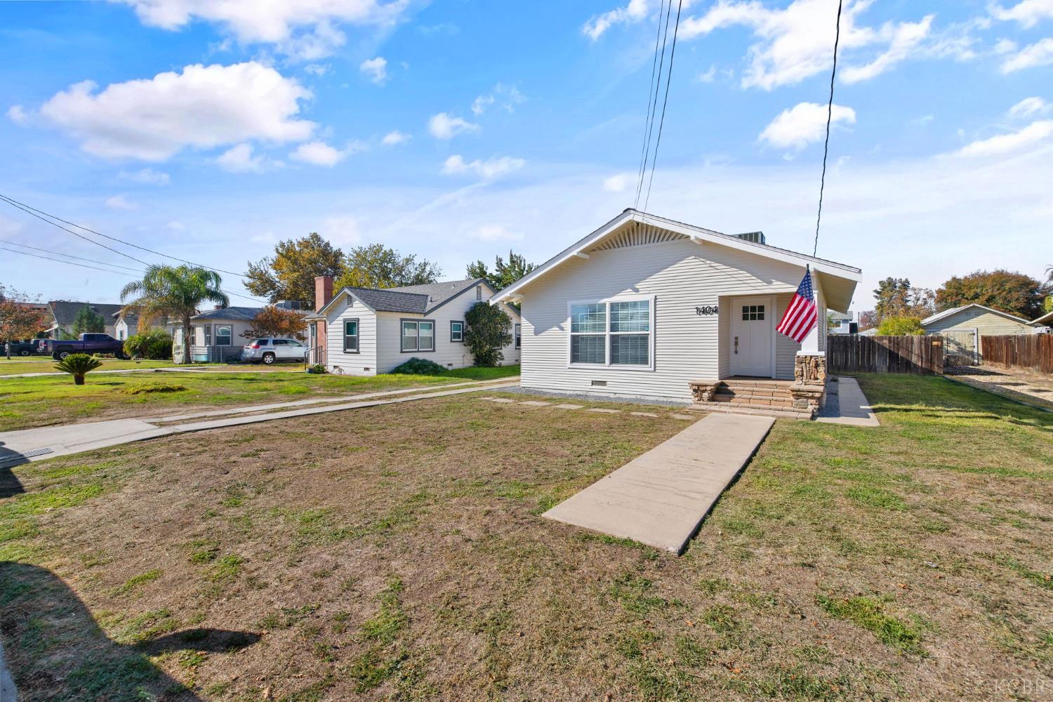1404 Kaweah St, Hanford, CA 93230
