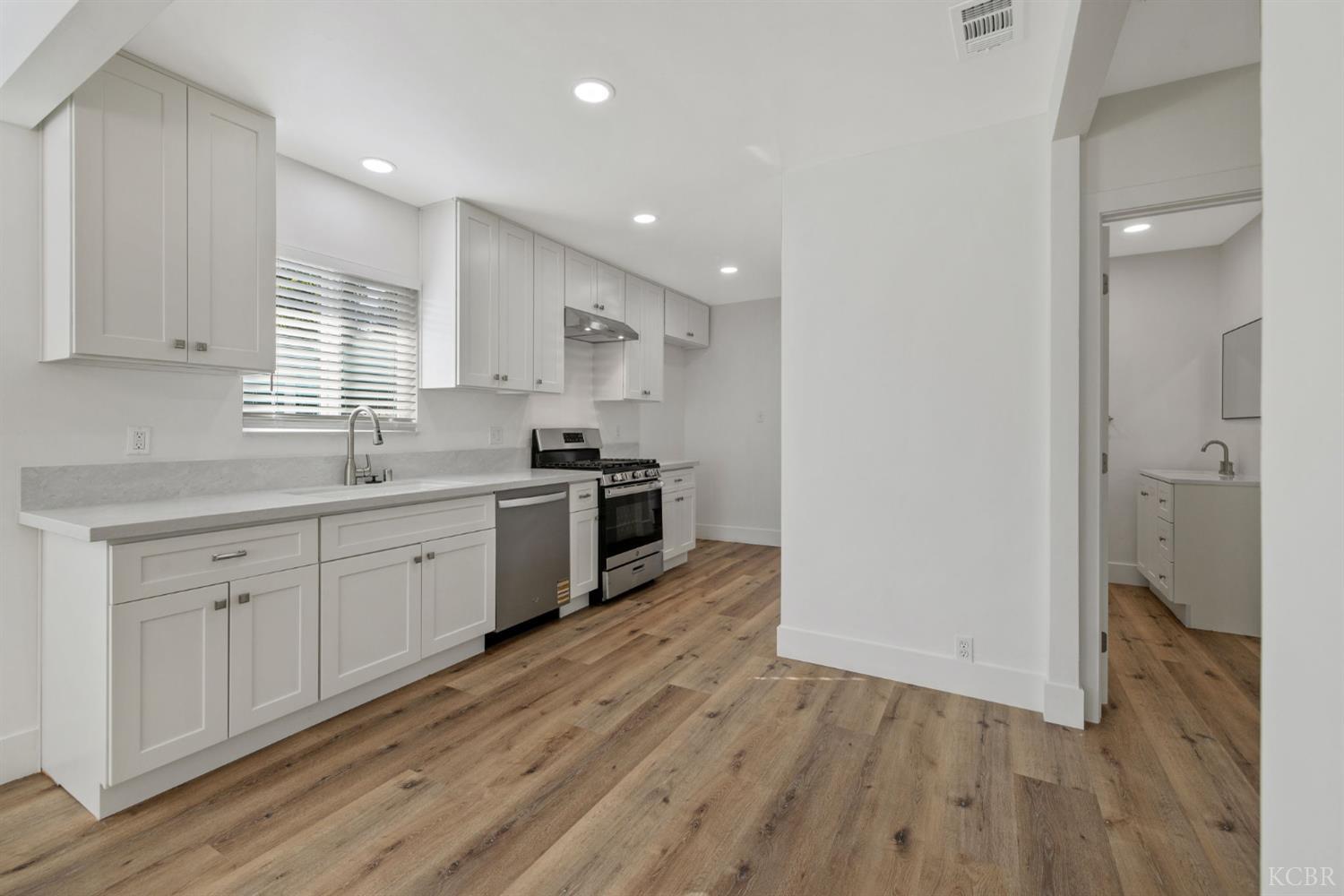 1404 Kaweah St, Hanford, CA 93230