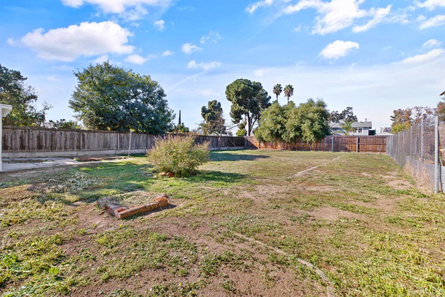 1404 Kaweah St, Hanford, CA 93230