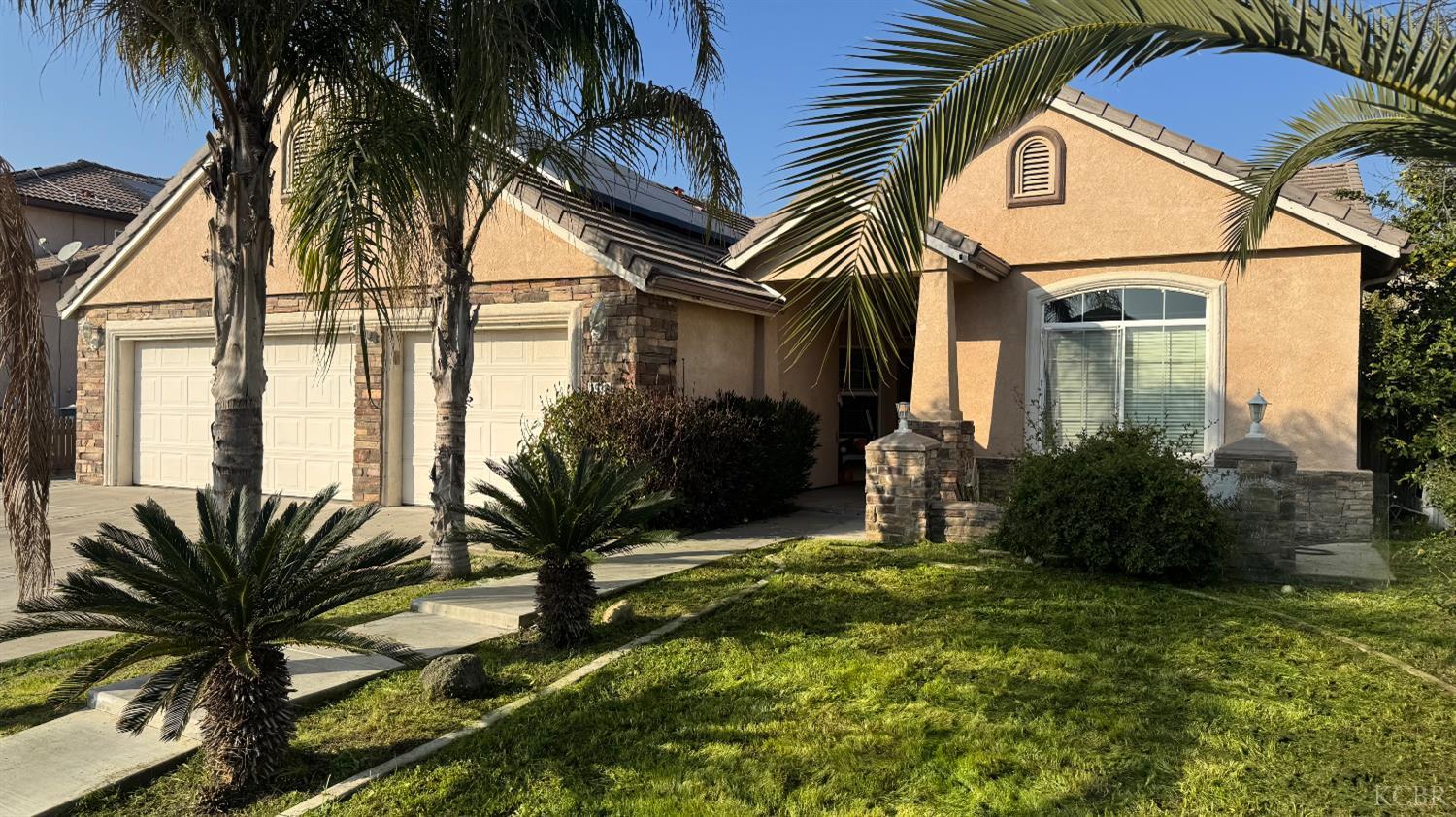 1936 W Heather Ln W, Hanford, CA 93230