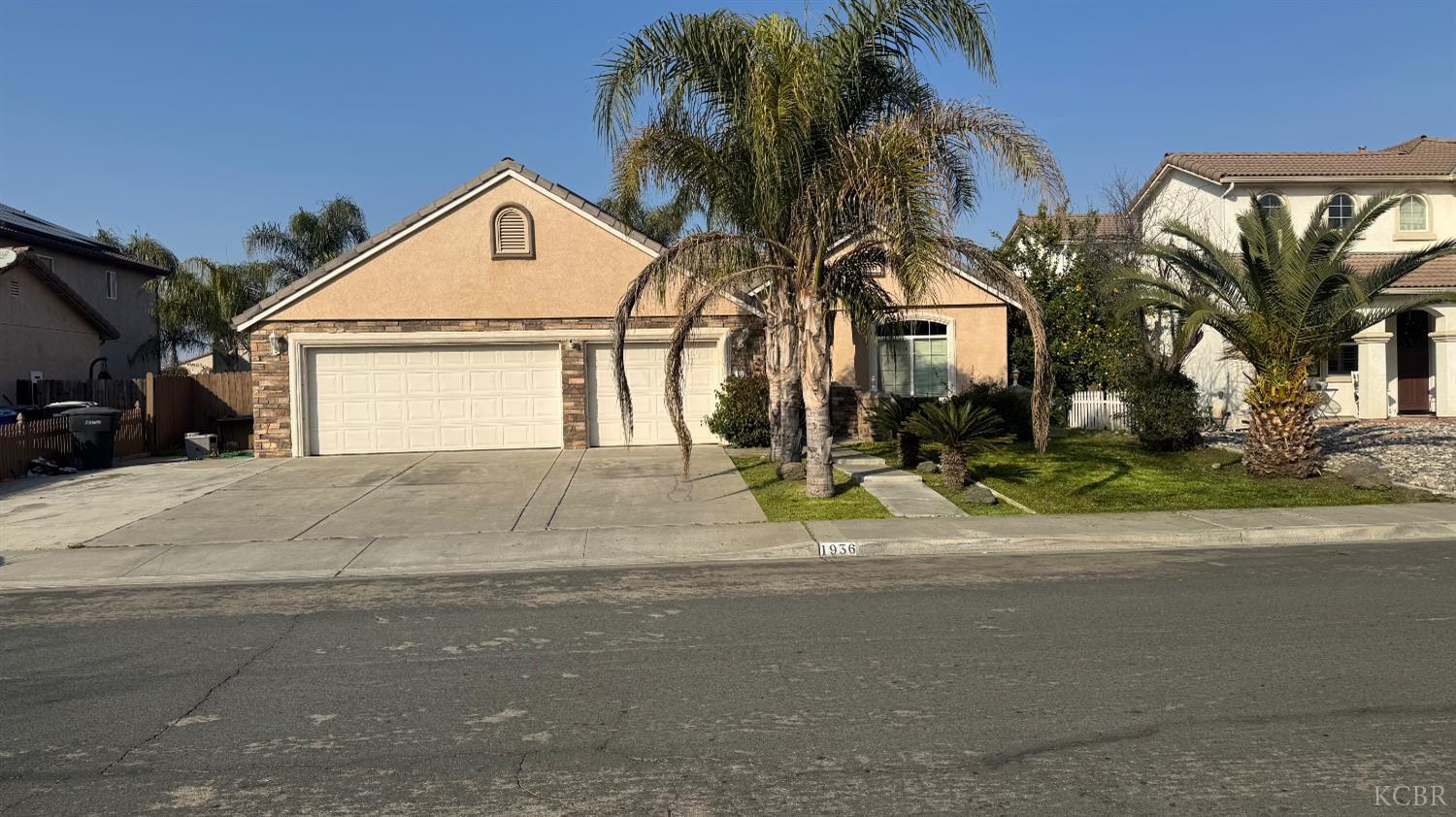 1936 W Heather Ln W, Hanford, CA 93230