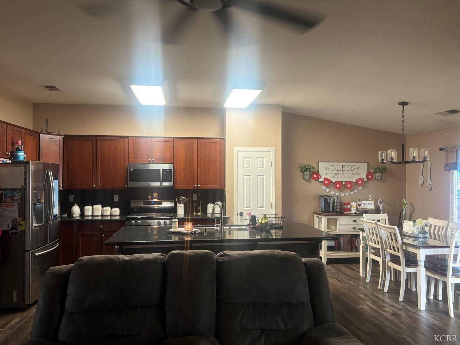 1936 W Heather Ln W, Hanford, CA 93230