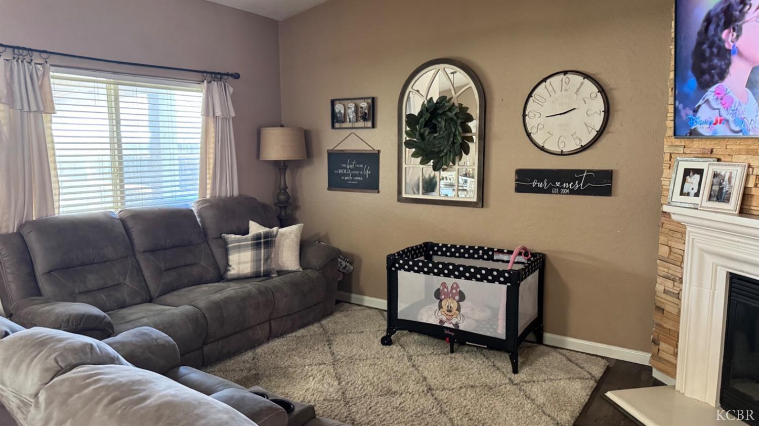 1936 W Heather Ln W, Hanford, CA 93230