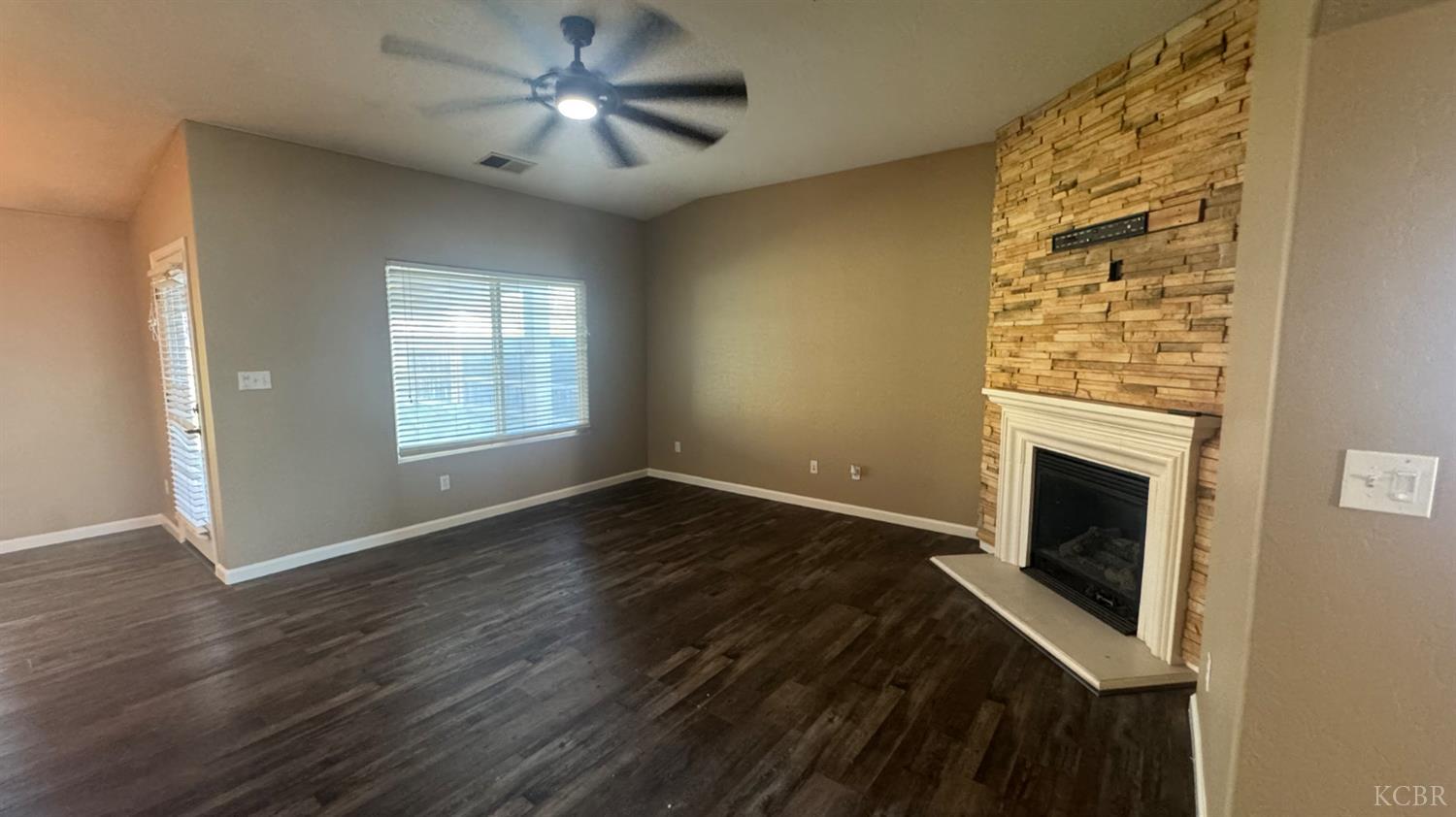 1936 W Heather Ln W, Hanford, CA 93230