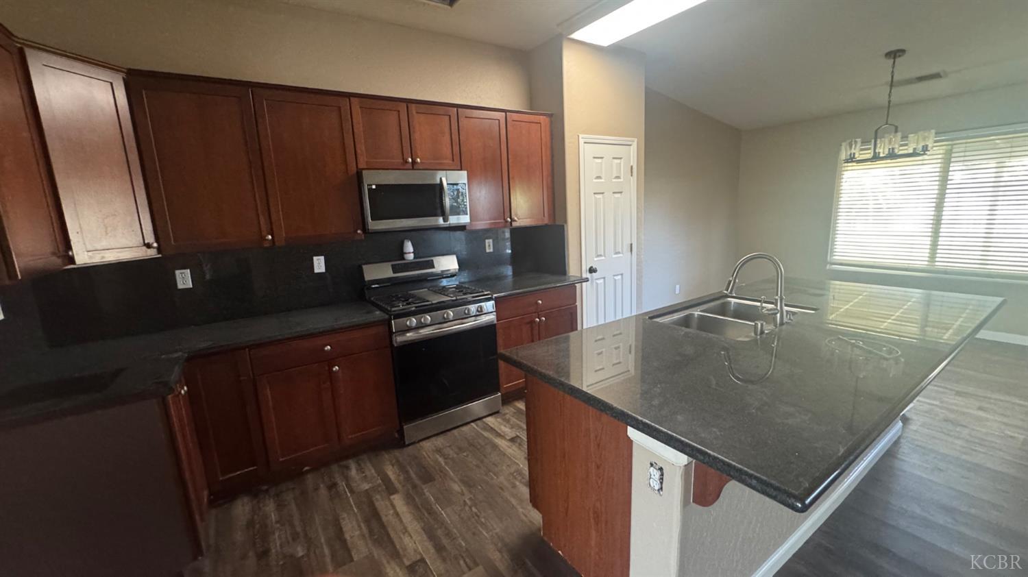 1936 W Heather Ln W, Hanford, CA 93230