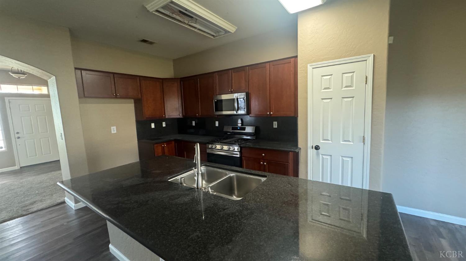 1936 W Heather Ln W, Hanford, CA 93230