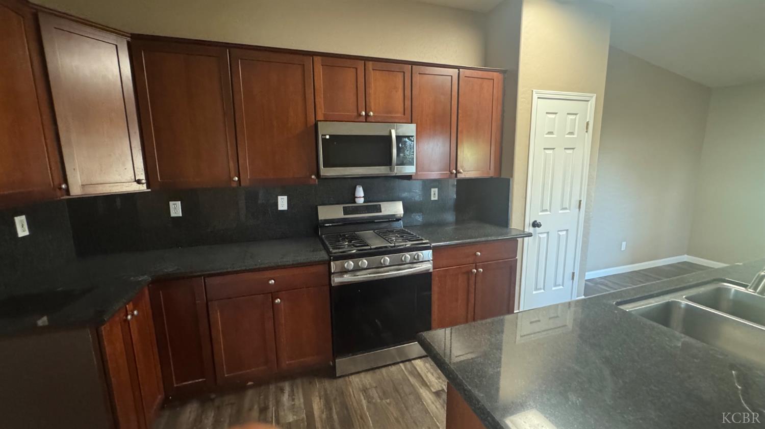 1936 W Heather Ln W, Hanford, CA 93230