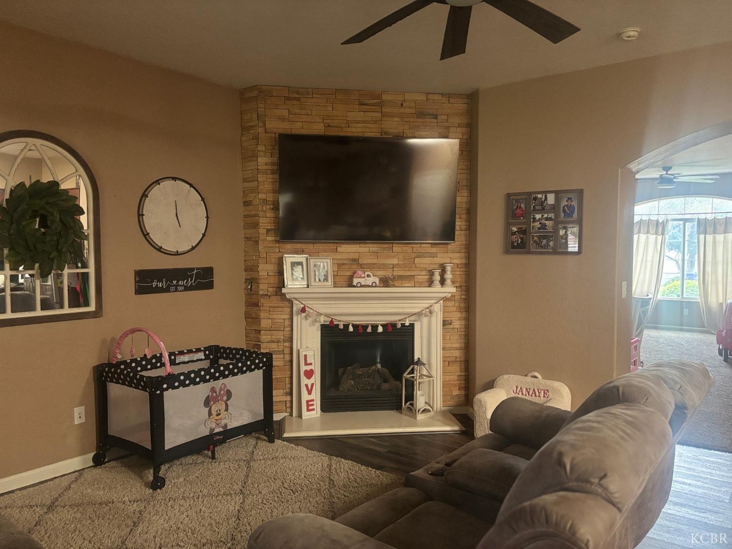 1936 W Heather Ln W, Hanford, CA 93230