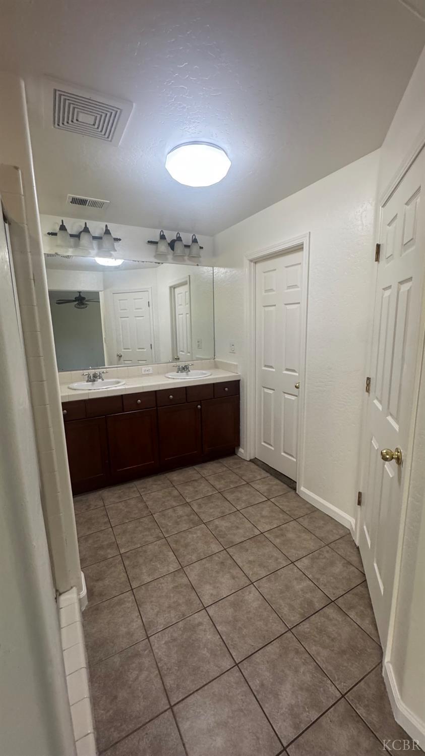 1936 W Heather Ln W, Hanford, CA 93230