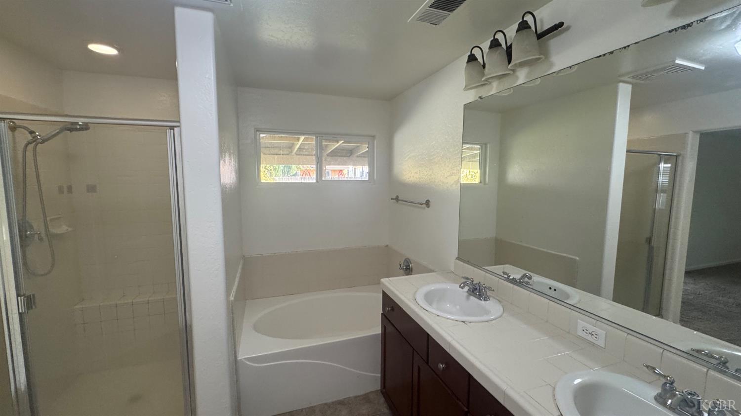 1936 W Heather Ln W, Hanford, CA 93230