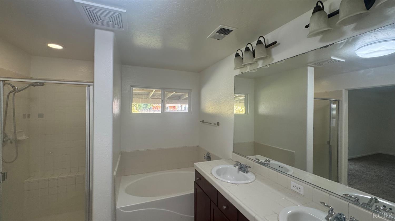 1936 W Heather Ln W, Hanford, CA 93230