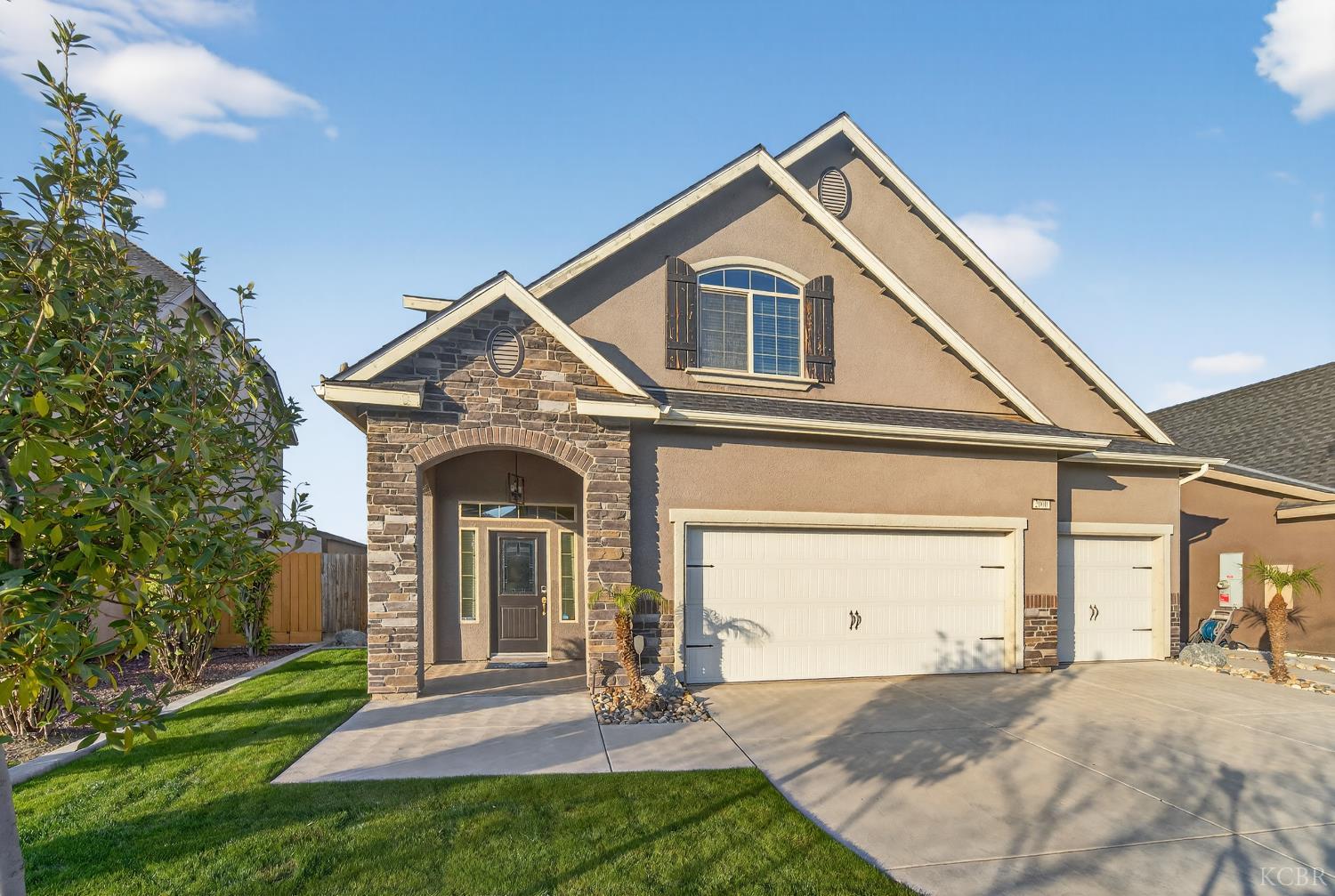 2060 W Hopkins Way, Hanford, CA 93230