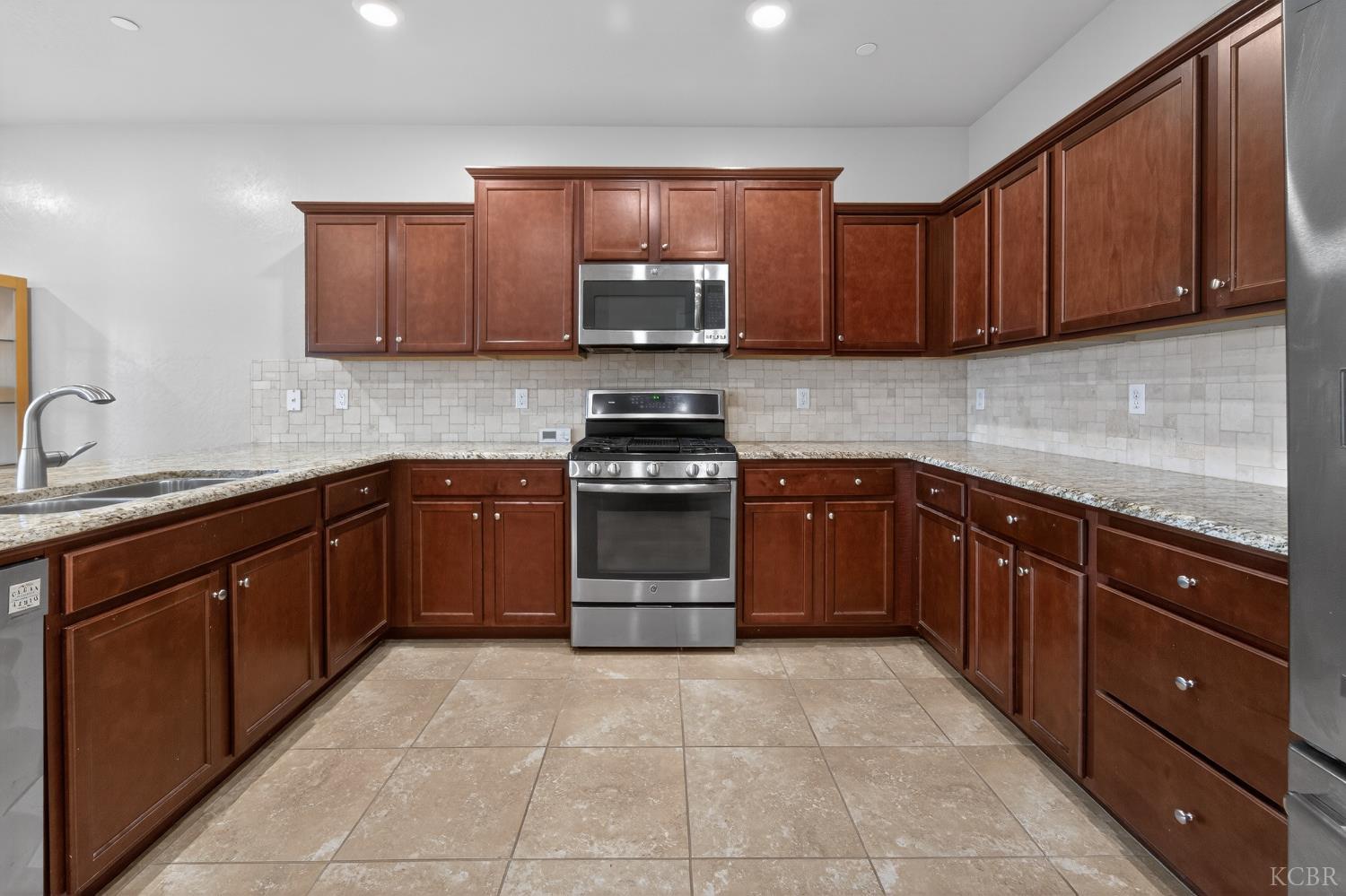 2060 W Hopkins Way, Hanford, CA 93230