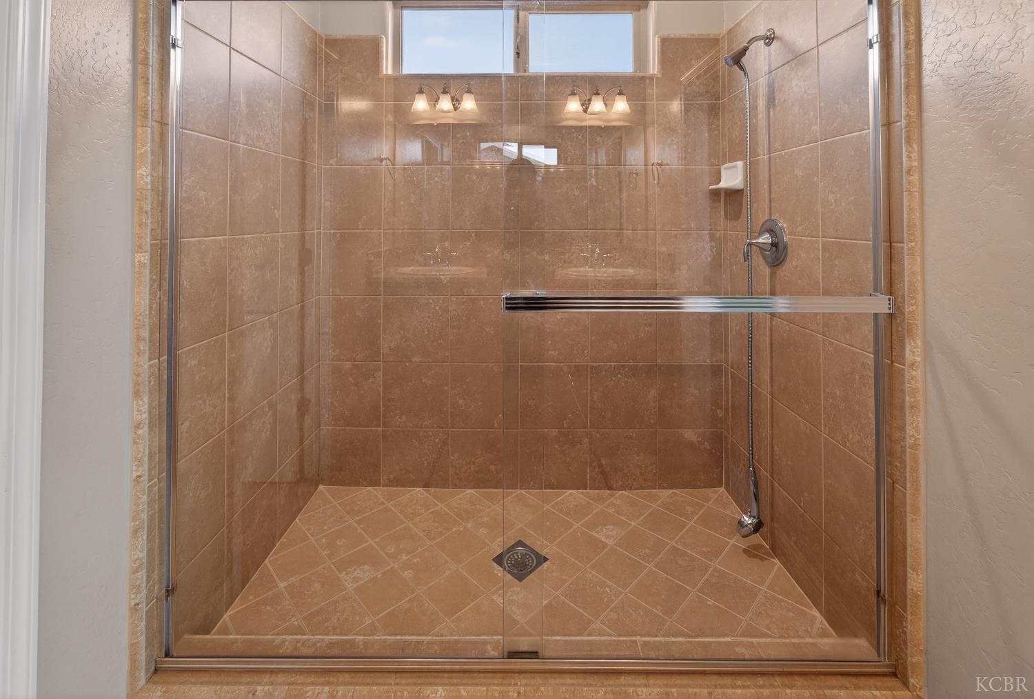 2060 W Hopkins Way, Hanford, CA 93230