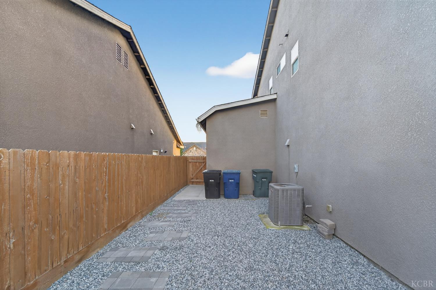 2060 W Hopkins Way, Hanford, CA 93230