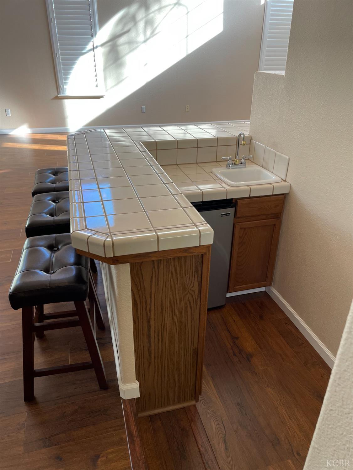 989 Laguna Dr, Lemoore, CA 93245