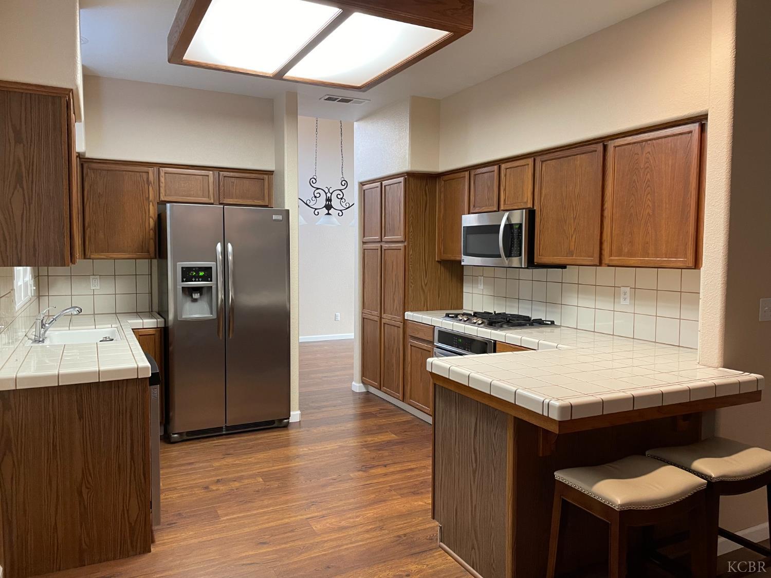 989 Laguna Dr, Lemoore, CA 93245