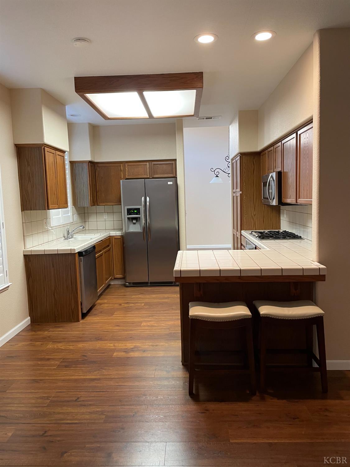 989 Laguna Dr, Lemoore, CA 93245