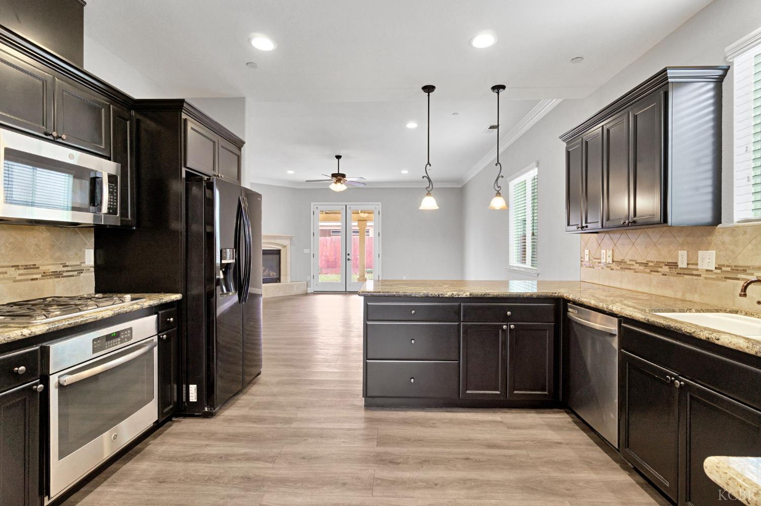 798 S Michelle Ave, Kerman, CA 93630