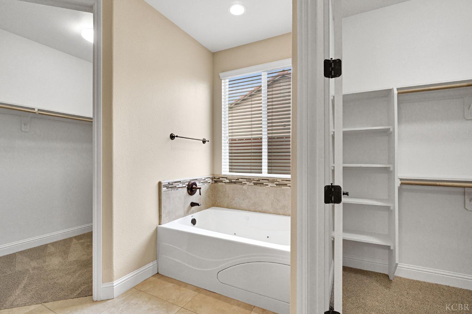 798 S Michelle Ave, Kerman, CA 93630