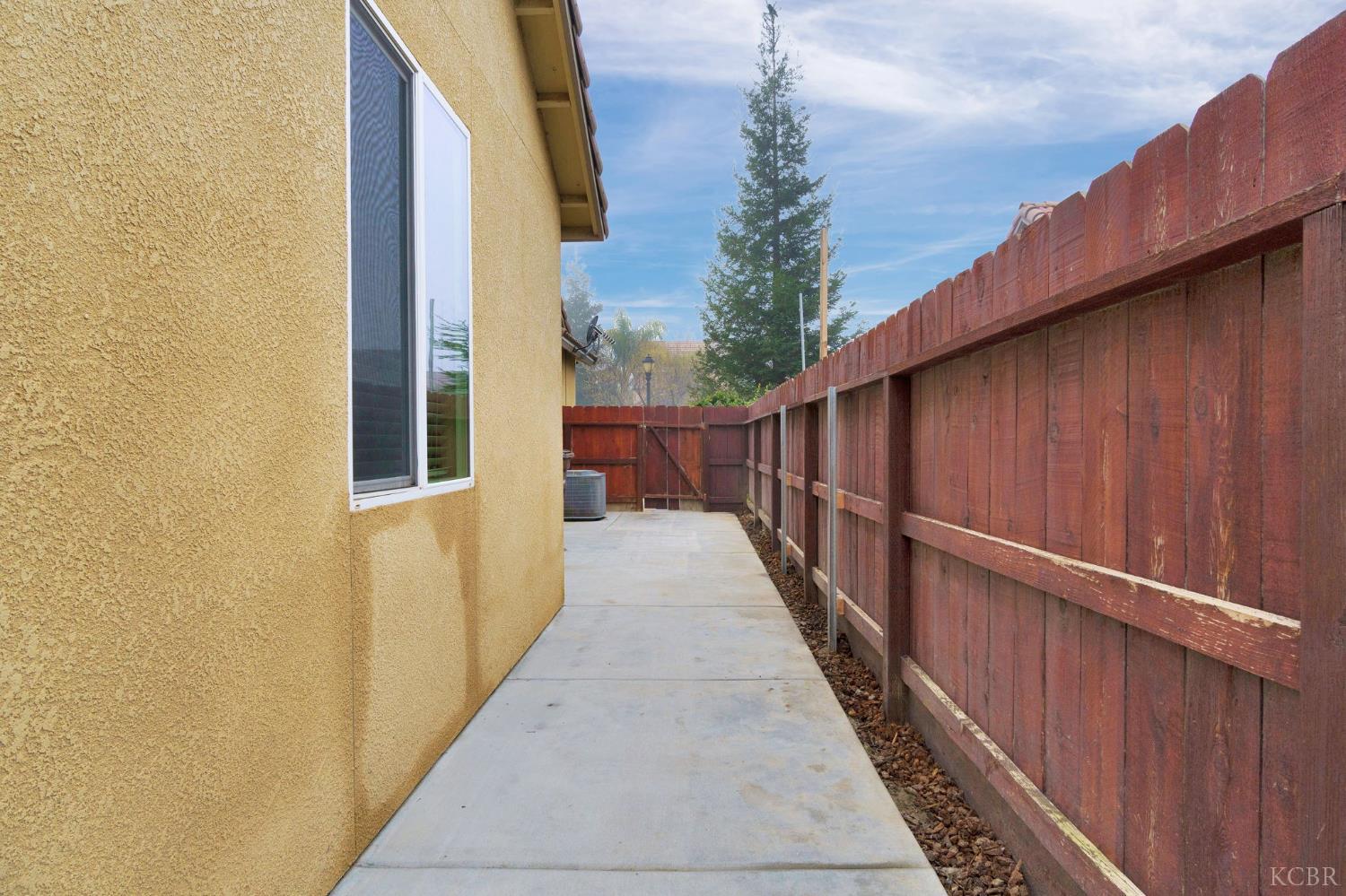 798 S Michelle Ave, Kerman, CA 93630