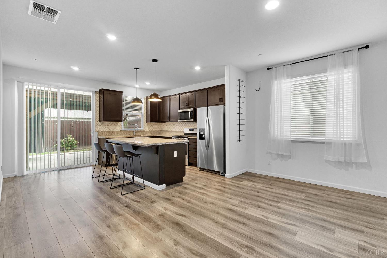 1113 Greenbrier Dr, Hanford, CA 93230