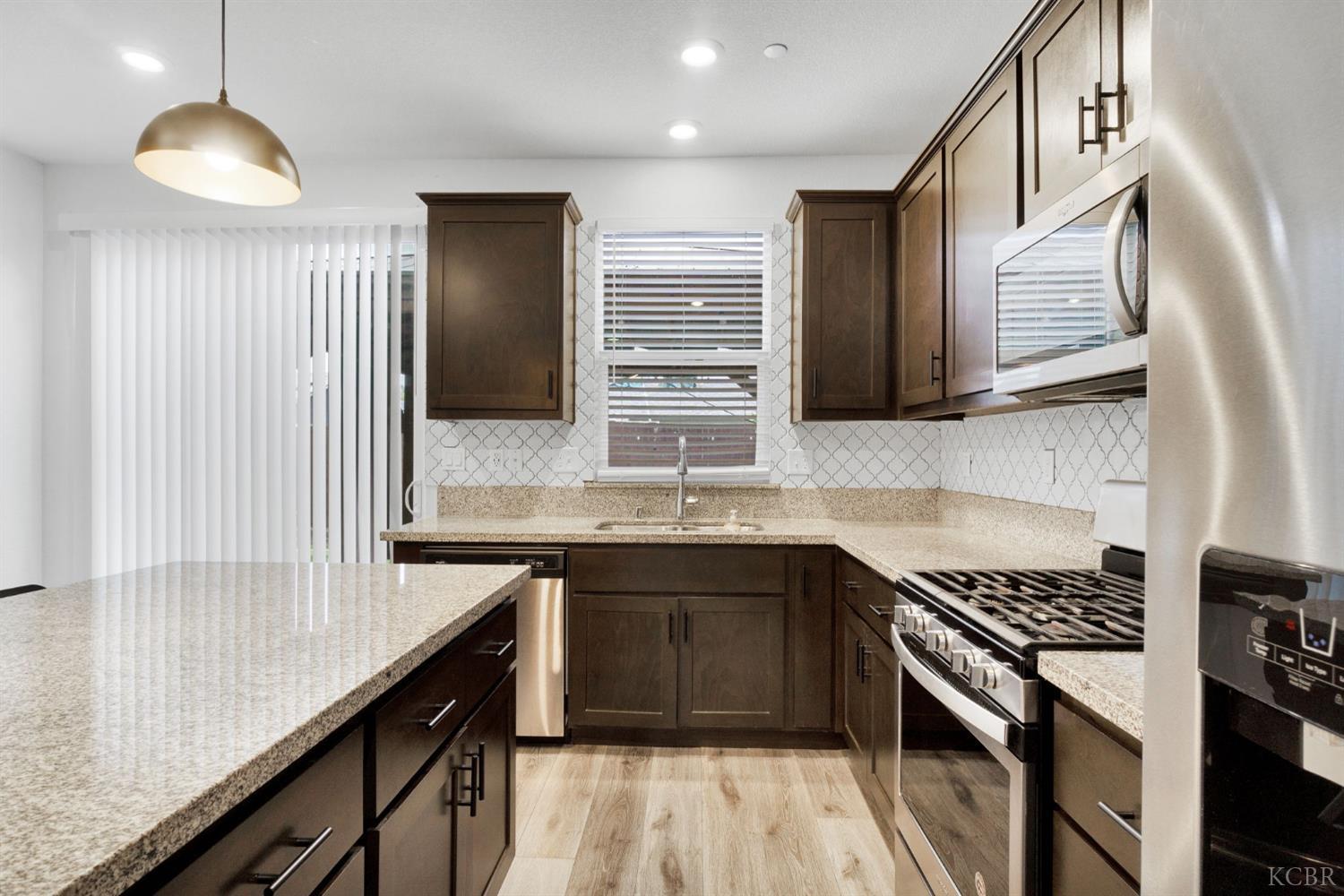 1113 Greenbrier Dr, Hanford, CA 93230